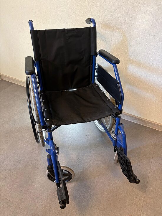 Mazlietots Ratiņkrēsls RehaPrima ar paceļamiem roku balstiem 44 cm