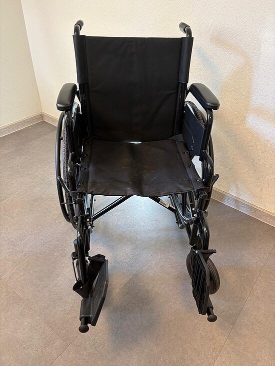 Mazlietots ratiņkrēsls ar paceļamiem roku balstiem P10034 46 cm